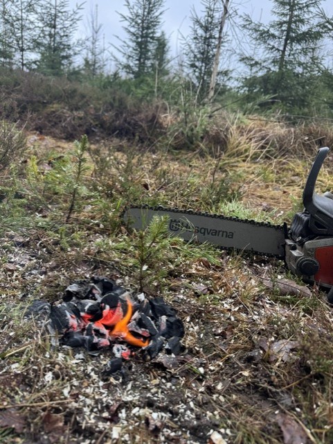 Tändpåsen tänd och redo att tända grill, kamin eller lägereld